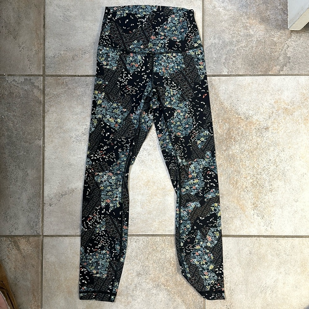Lululemon black detail leggings 4